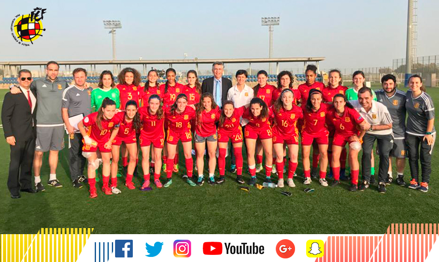La selección española Sub-17 femenina posa después de su encuentro frente a Israel en Shefayim