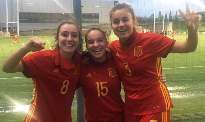 Las jugadoras de la Selección española Sub-17 femenina posan en la Ciudad del Fútbol de Las Rozas