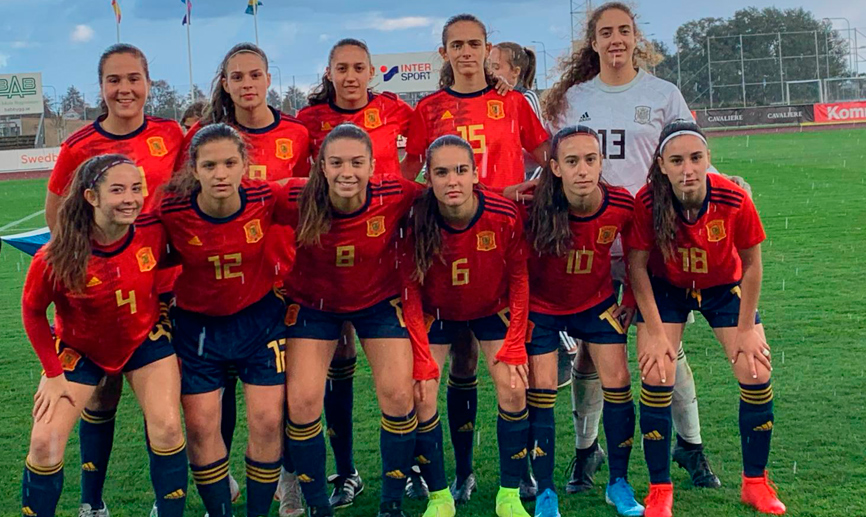 La Selección española Sub-17 femenina posa antes de su duelo contra Suecia