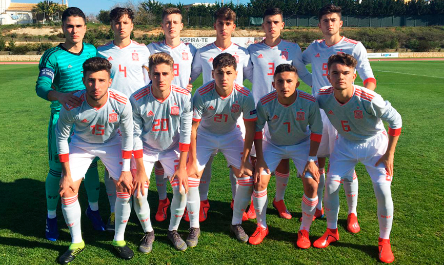 La Selección española Sub-17 posa antes de su encuentro frente a Portugal en el Algarve
