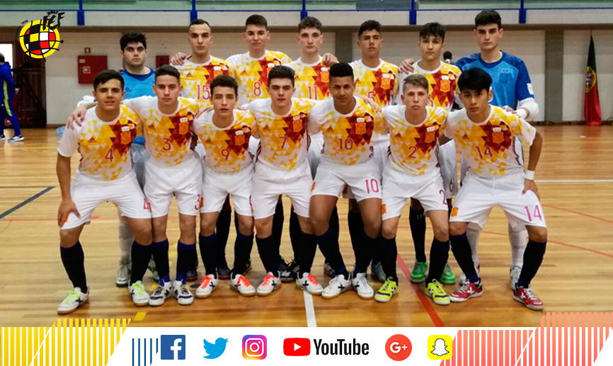 La Selección española Sub-17 de fútbol sala posa antes de su encuentro frente a Portugal