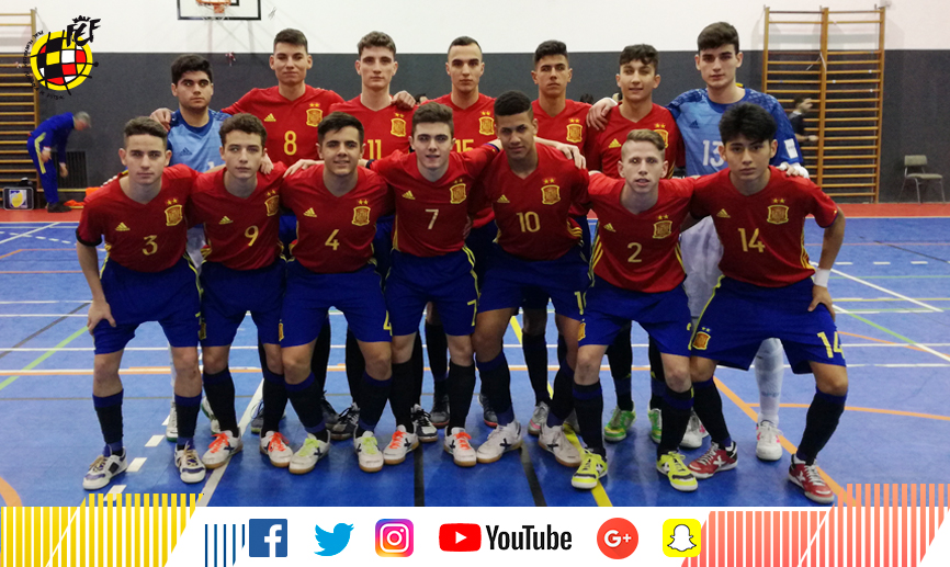 La Selección española Sub-17 de fútbol sala posa antes de su encuentro frente a Portugal