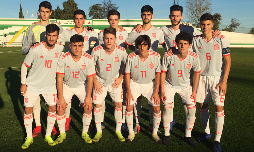 La Selección española Sub-18 posa antes de su encuentro frente a Portugal en el país luso