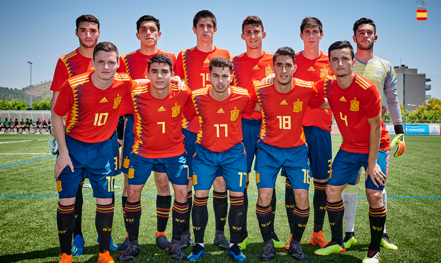 Las Selección española Sub-18 posa antes de su encuentro en Calafell