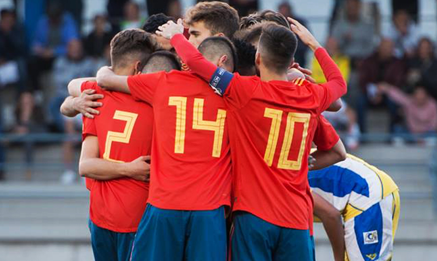 Los jugadores de la Selección Sub-18 celebran un tanto en Las Palmas