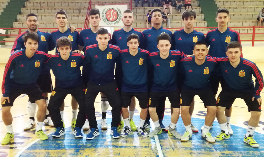 La selección española Sub-18 masculina de fútbol sala posa en el Pabellón Municipa de Segorbe (Castellón)