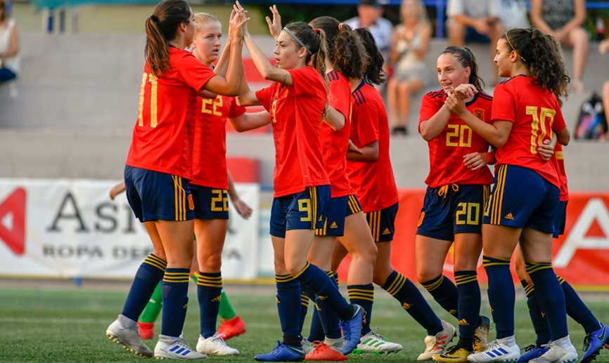 Las jugadoras de la selección española celebran uno de sus goles frente a Bolivia
