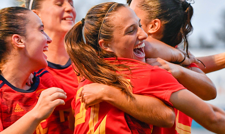 Las jugadoras de la selección española celebran uno de sus goles frente a India