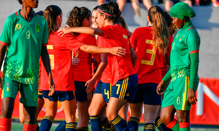 Las jugadoras de la selección española celebran uno de sus goles frente a Mauritania
