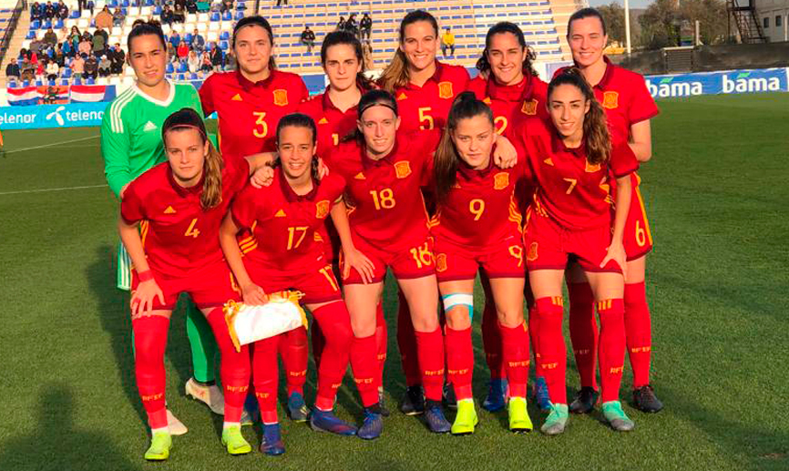 La Selección española Sub-19 femenina posa antes de su encuentro frente a Países Bajos 