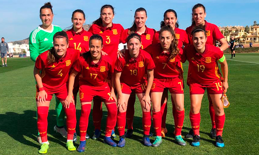 La Selección española Sub-19 femenina posa antes de su encuentro frente a Inglaterra 