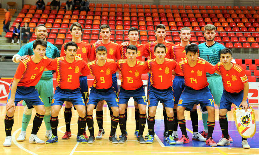 La Selección Sub-19 de fútbol sala posa antes del amistoso jugado en Jelgava