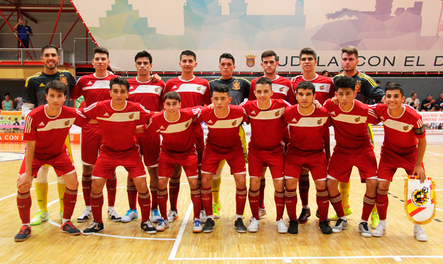 La Selección española Sub-19 de fútbol sala posa antes de su partido en Tudela