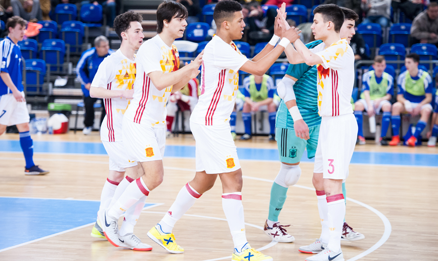 Los jugadores de la selección española Sub-19 de fútbol sala celebran un tanto 