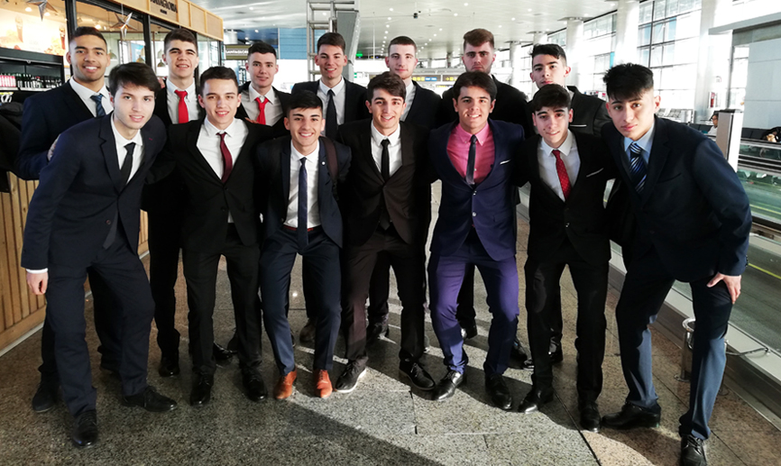 Los jugadores de la Selección española Sub-19 de fútbol sala posan en el aeropuerto Adolfo Suárez Madrid-Barajas 