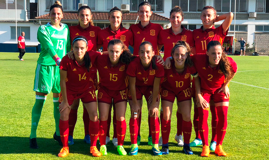 La Selección Sub-20 femenina posa antes de su partido frente a la Sub-16 masculina de Navarra