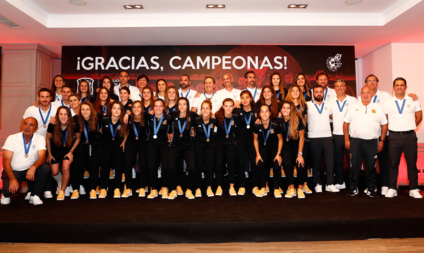La Selección Sub-20 femenina al completo posa en su homenaje