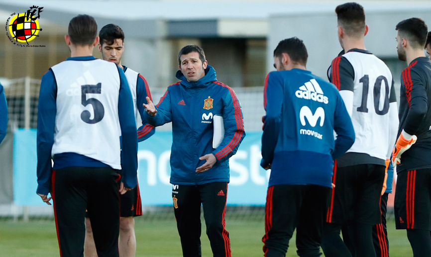 El seleccionador nacional Sub-21, Albert Celades, se dirige a sus jugadores en Las Rozas
