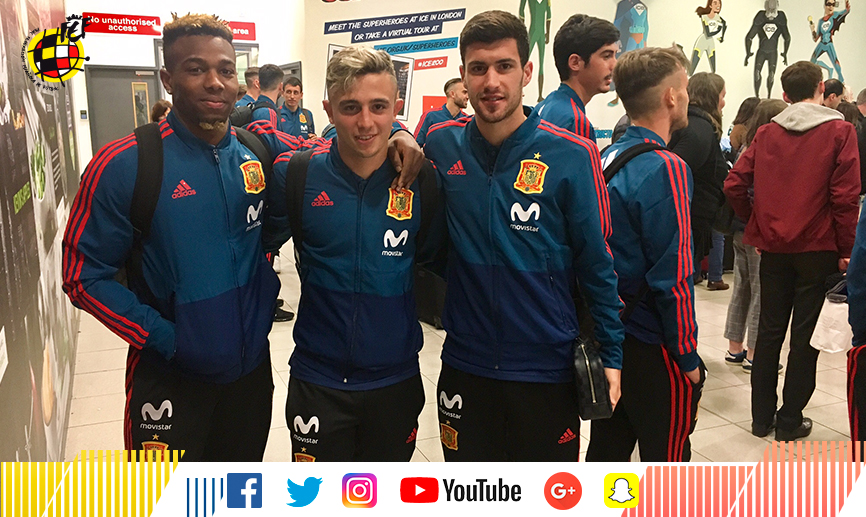Adama Traoré, Pablo Maffeo y Aarón Martín a la llegada del equipo a Belfast