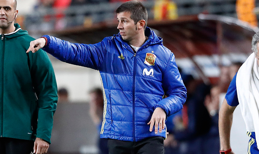 El Seleccionador nacional Sub-21, Albert Celades, ofrece instrucciones durante el encuentro frente a Islandia en Murcia