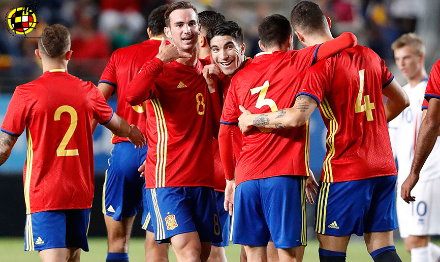 Los jugadores de la selección Sub-21 celebran un tanto