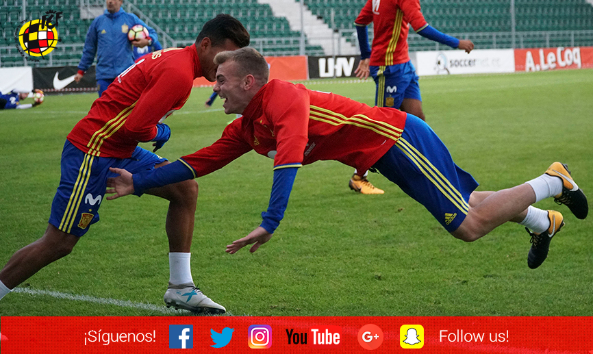 Toni Lato alcanza a un compañero durante el entrenamiento de la Selección Sub-21 en Tallin