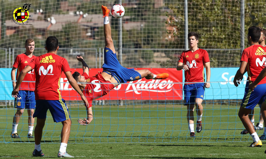 El jugador internacional Sub-21, Mikel Merino, ejecuta una chilena