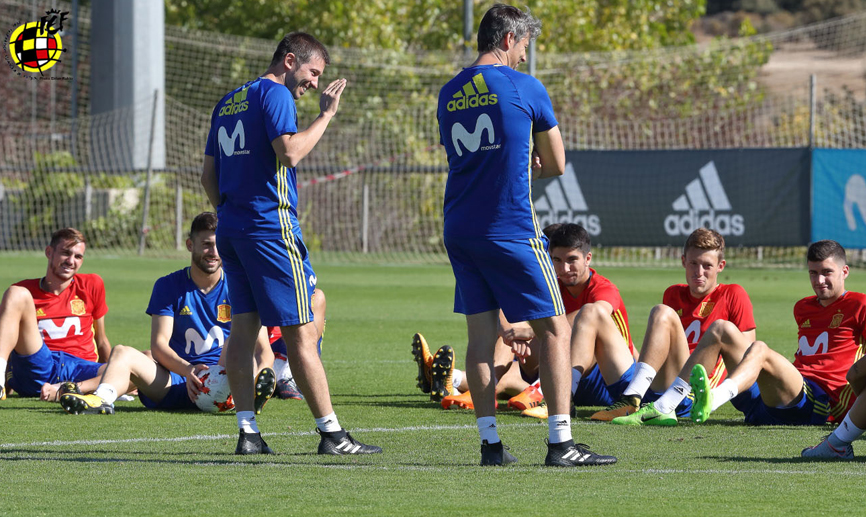 El seleccionador nacional Sub-21, Albert Celades, se dirige a sus jugadores
