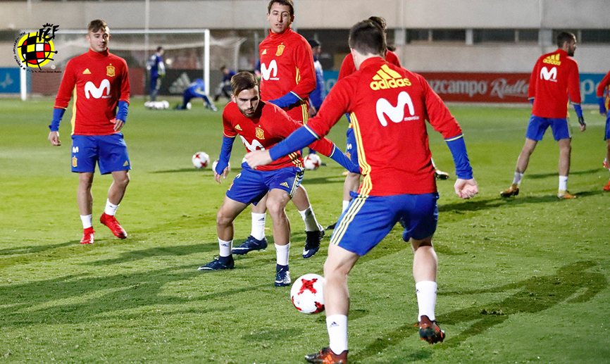 La Selección española Sub-21 se entrena durante la tarde-noche del lunes en Las Rozas