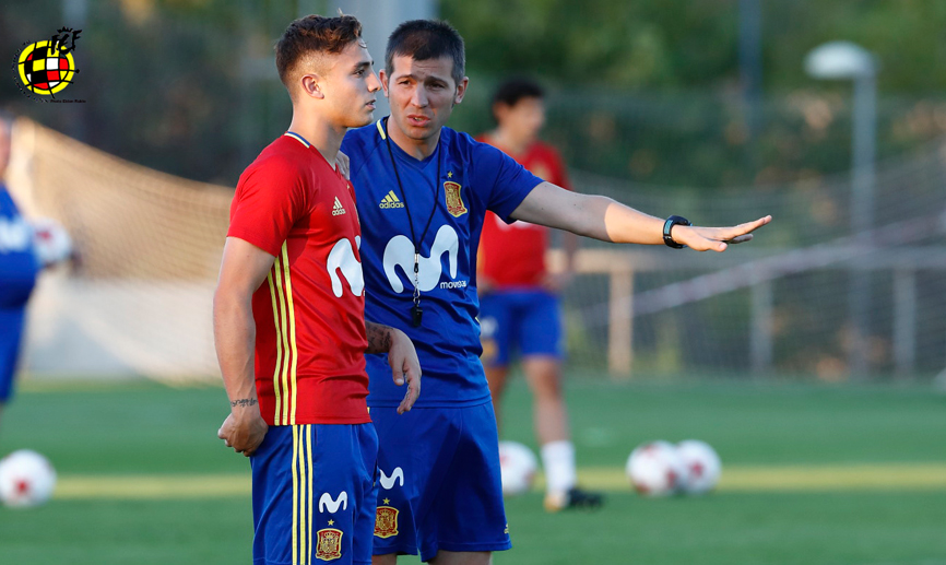 El Seleccionador nacional Sub-21, Albert Celades, dirige el entrenamiento en la Ciudad del Fútbol