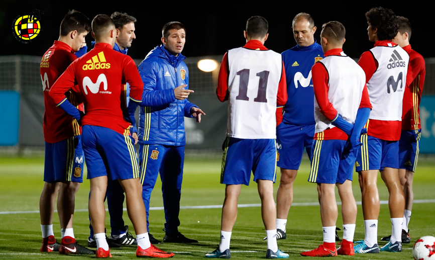 El Seleccionador nacional ub-21, Albert Celades, ofrece instrucciones durante el entrenamiento