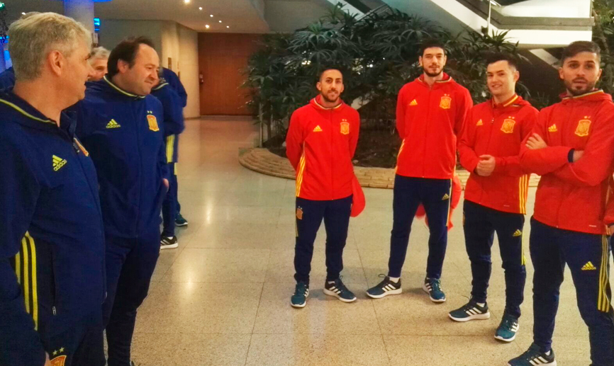 José Venancio Lñopez y Federico Vidal reciben a los jugadores en Benidorm