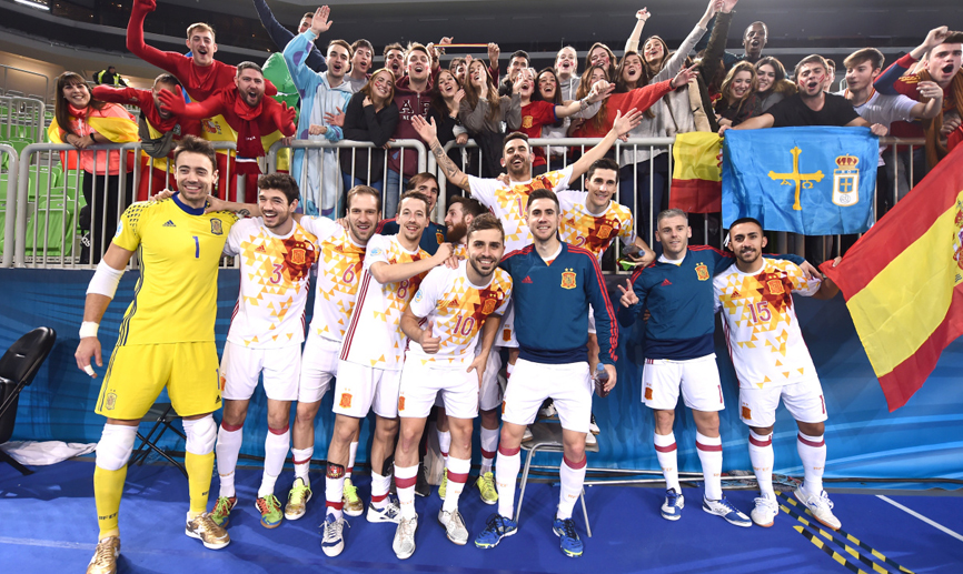 La selección española de fútbol sala festeja el triunfo ante Ucrania en Liubliana