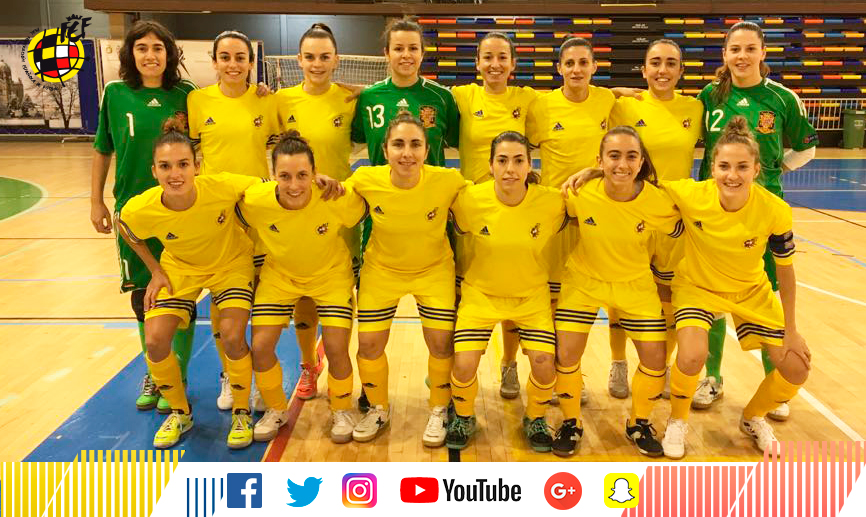 La selección española femenina de fútbol sala posa en el Pabellón Multiusos de Guadalajara