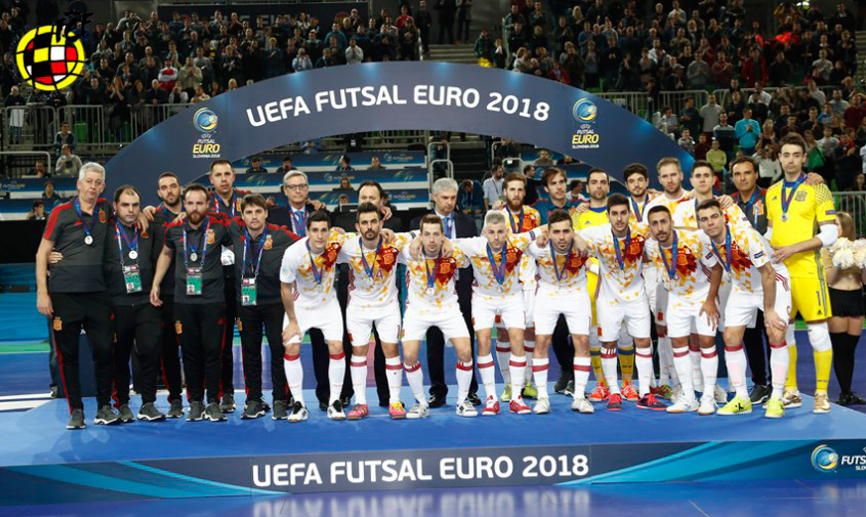 La Selección española de fútbol sala posa después de hacerse con la plata durante el Europeo disputado en Eslovenia