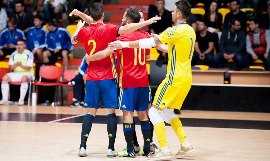 Los jugadores de la selección española de fútbol sala celebran un tanto