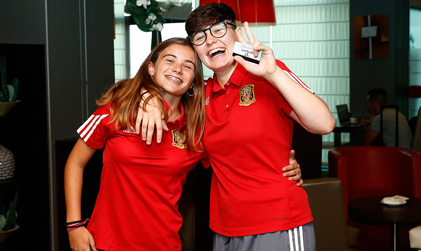 Las jugadoras de fútbol sala posan en el hotel Las Rozas