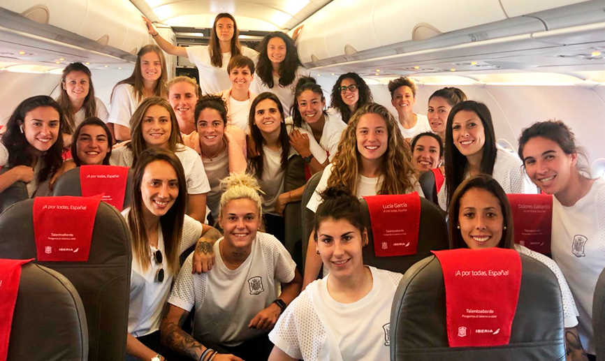 Las jugadoras de la Selección española durante su vuelo a Francia