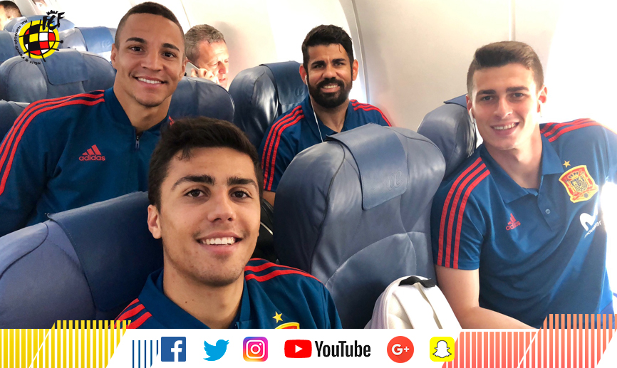 Los jugadores de la selección española en el avión con destino a Villarreal