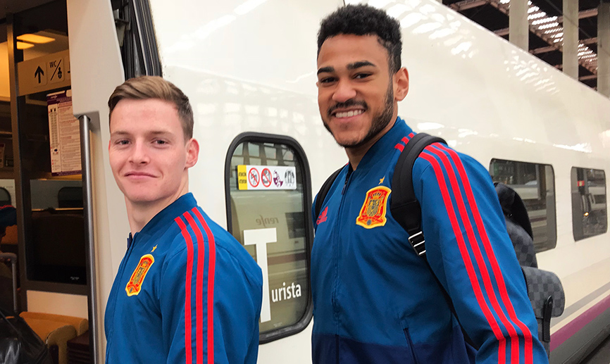 Jordi Mboula y Sergi Gómez subiendo al AVE