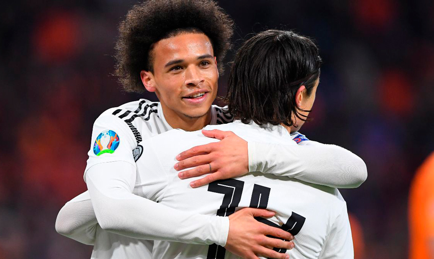 Sane abraza a Schulz durante un partido de Alemania