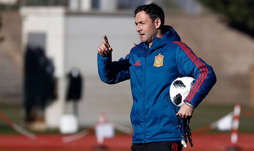 Santi Denia dando indicaciones en el partido