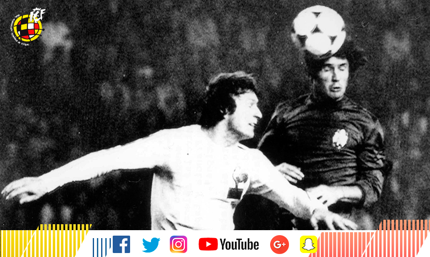 Santillana remata a puerta ante la oposición de un rival