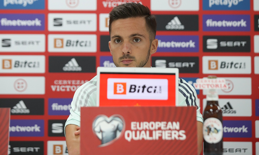 Pablo Sarabia durante su rueda de prensa en Pristina