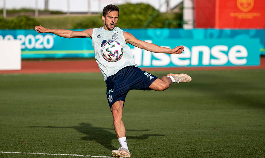 Pablo Sarabia dispara a puerta durante el entrenamiento de la Selección española