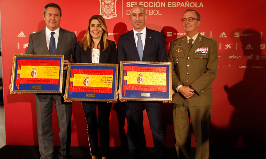 Entrega de banderas conmemorativas en el antepalco de honor del estadio Benito Villamarín
