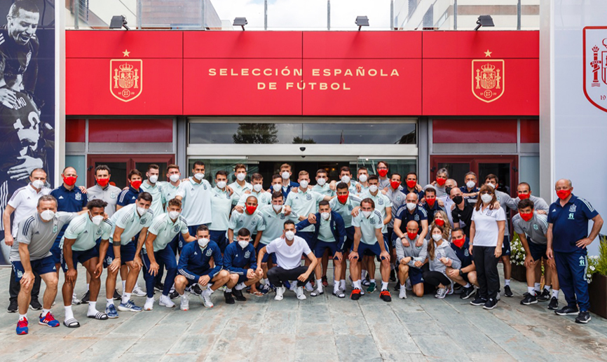 Sergio Busquets posa con sus compañeros en su regreso a la concentración de España 