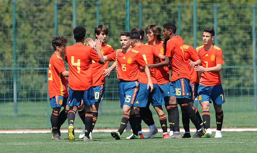 Selección española Sub-16 celebrando uno de los goles