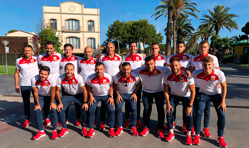 La Selección de fútbol playa posa antes de viajar a Minsk