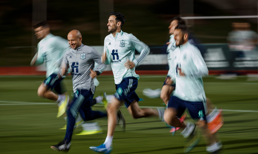 Sergio Busquets corriendo en el entrenamiento